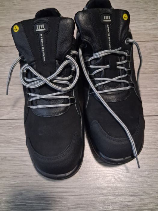 Vand bocanci de lucru negri