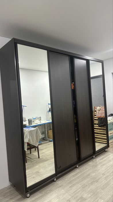 Продам большой шкаф 4 дверный