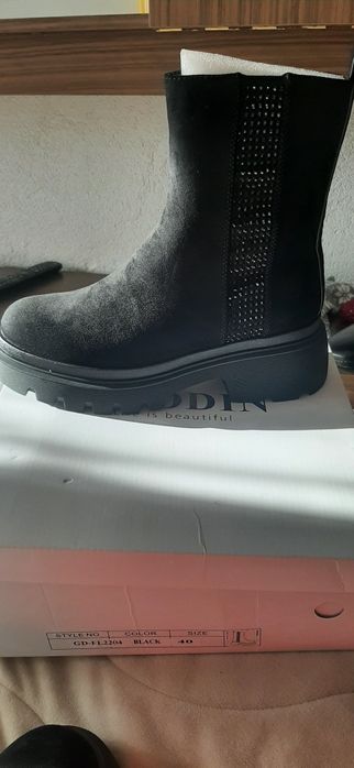 Чисто нови дамски боти