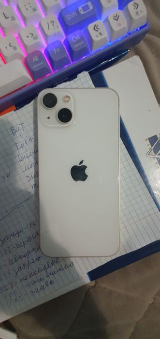 Iphone 13 белый.