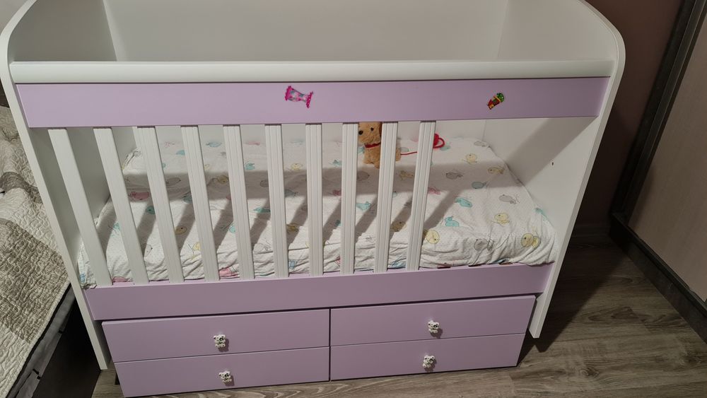 Бебешко легло бяло и лилаво с подвижни ламели отпред