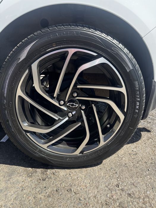 Gelik dizayn sotiladi 215/55/R17