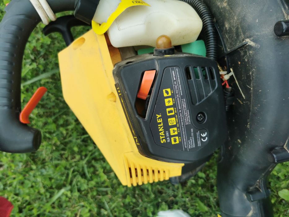 Vând suflantă / aspirator de frunze cu tocător pe benzină STANLEY SLB-3IN1