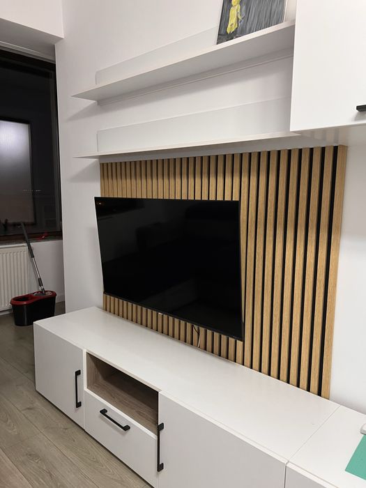 Montaj panou riflaj acustic si plinta polimer dur/lemn