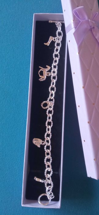 Елегантна, нова сребърна гривна в кутия.