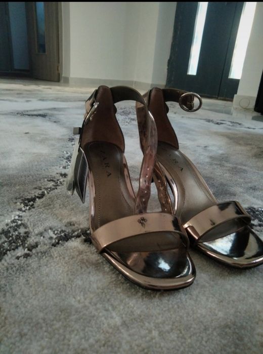 Tocuri ZARA cu etichetă