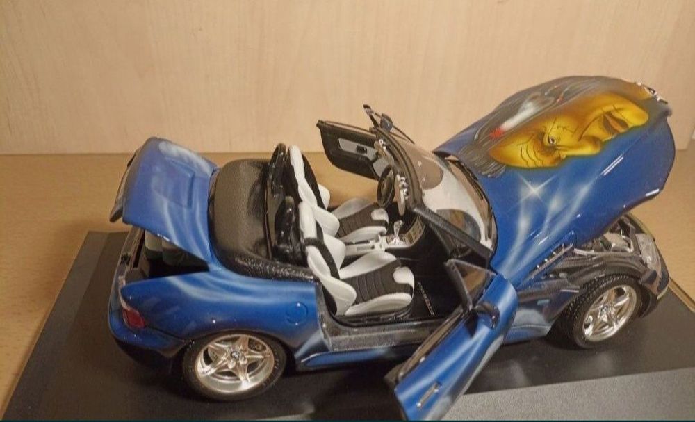 BMW M roadster 
Scara 1:18
Bburago

Pozele reflectă realitatea. Se vin