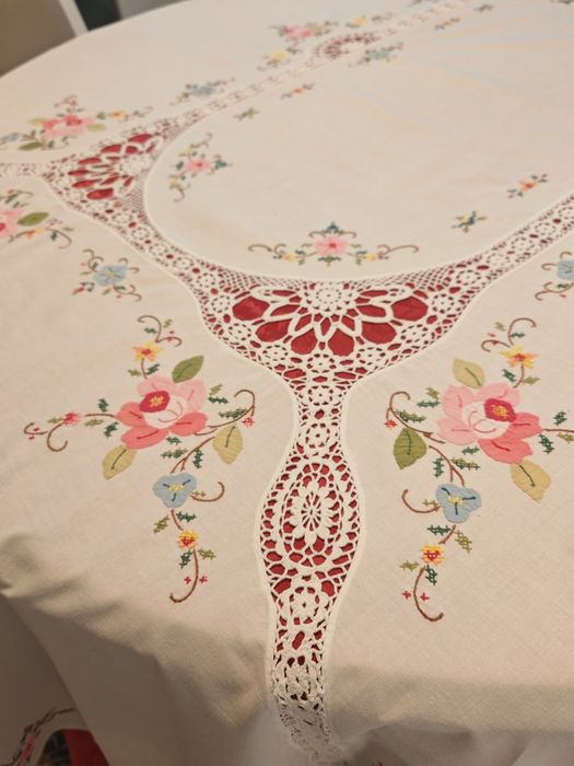Veche fata de masa cu broderie manuala