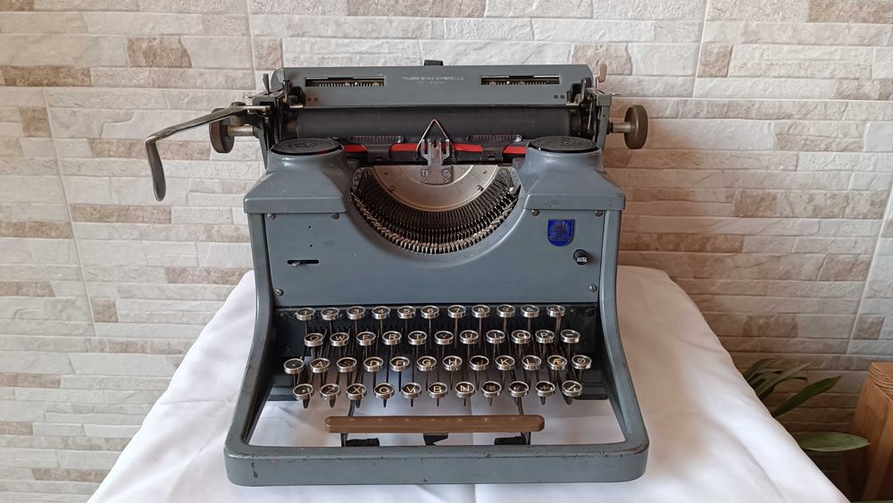 Стара пишеща машина TRIUMPH STANDART 12 - Made in Germany - 1940 год.