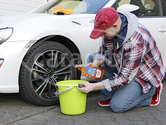 Sampon auto concentrat Caramba 1 litru, cu efect de stralucire si efect de perle Curatare rapida si temeinica cu functie de protectie. Sampon auto cu