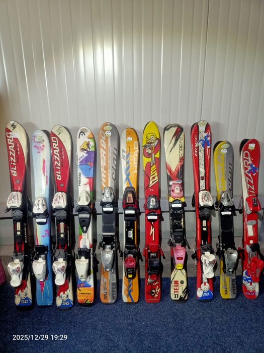 Vând skiuri clăpari bete placi snowboard booti căști