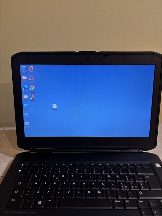 Dell  in stare foarte buna folosit maxim 30 zile