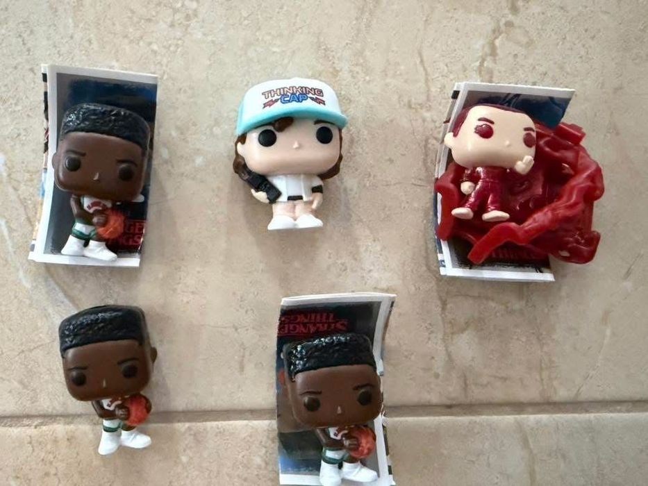 Продавам Stranger Things Kinder joy фигурки