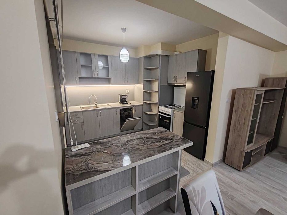 Дава се под наем Тристаен апартамент в Пловдив, Остромила - 118 кв.м за 650 € - Снимка #1