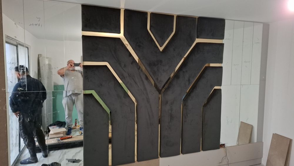 Pat tapițat cu oglinzi