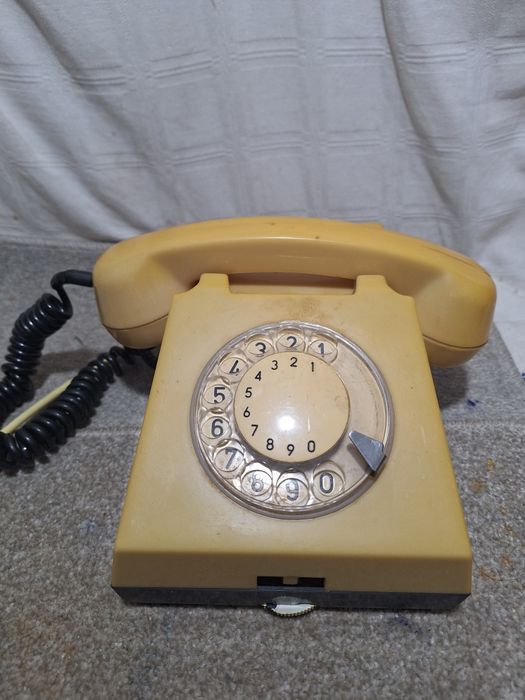 Telefon    vechi     .