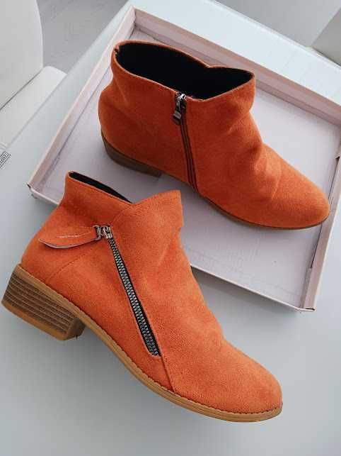 Нови оранжеви, стелка-26см, пише размер 42, но отговарят на 40-29лв