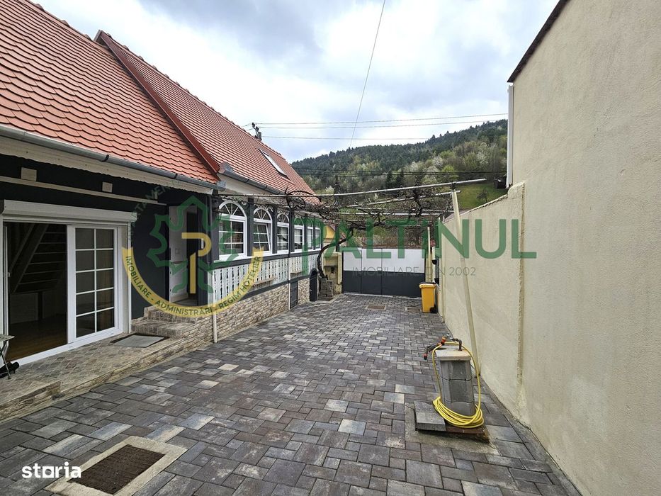 Casă de vanzare cochetă, complet renovată, în Rășinari, Sibiu