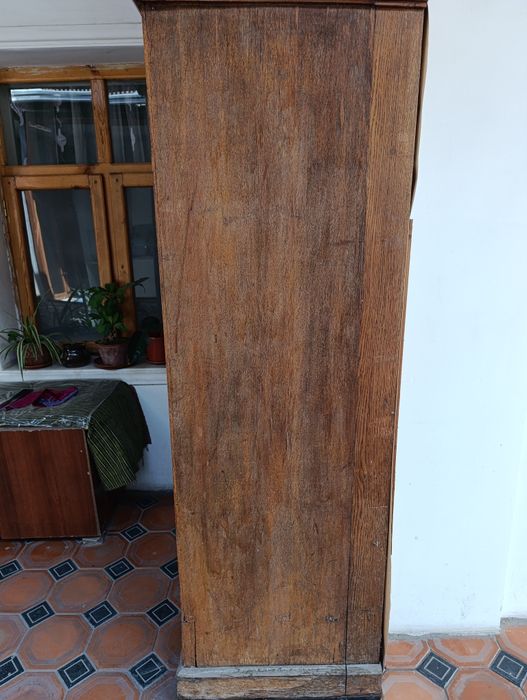 Шкаф обычной старый
