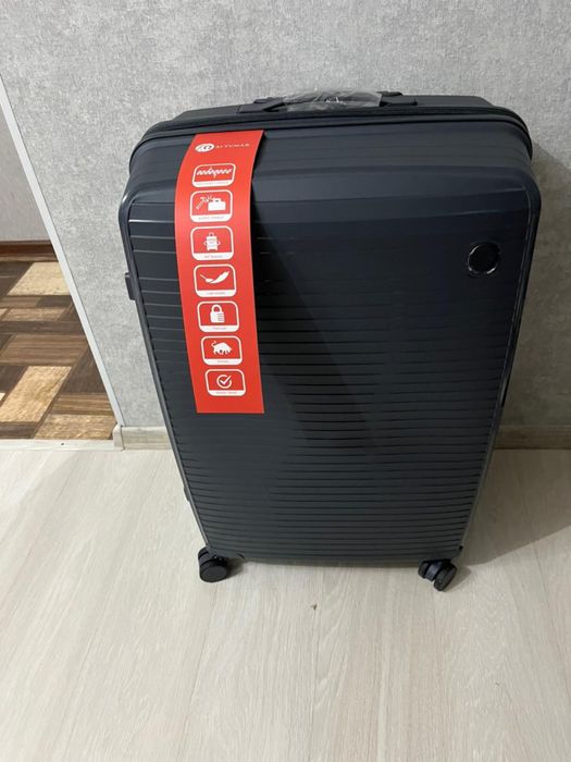 Продам новый чемодан