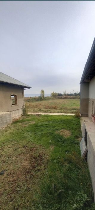 Uy sotiladi Roxat postidan 25 km 10 xonaliy uy gaz svet bor 1