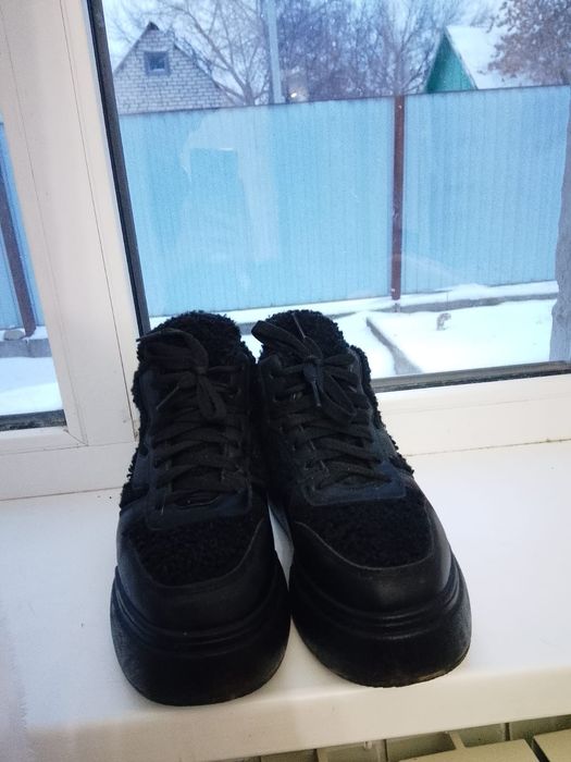 Продам обувь зимнию