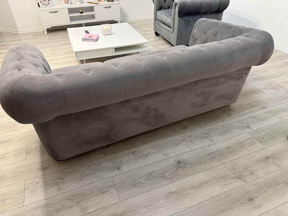 Canapea chesterfield