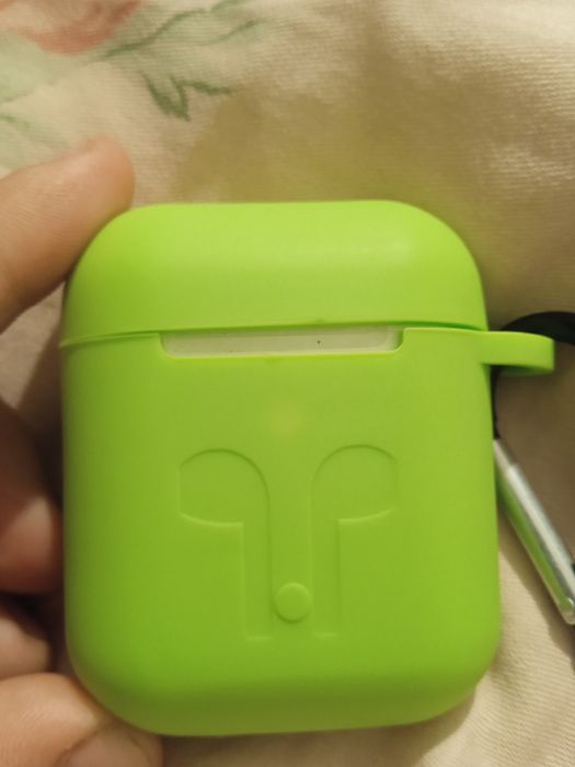 Продам Apple AirPods (1/2 поколение) + чехол

Состояние: б/у, есть неб