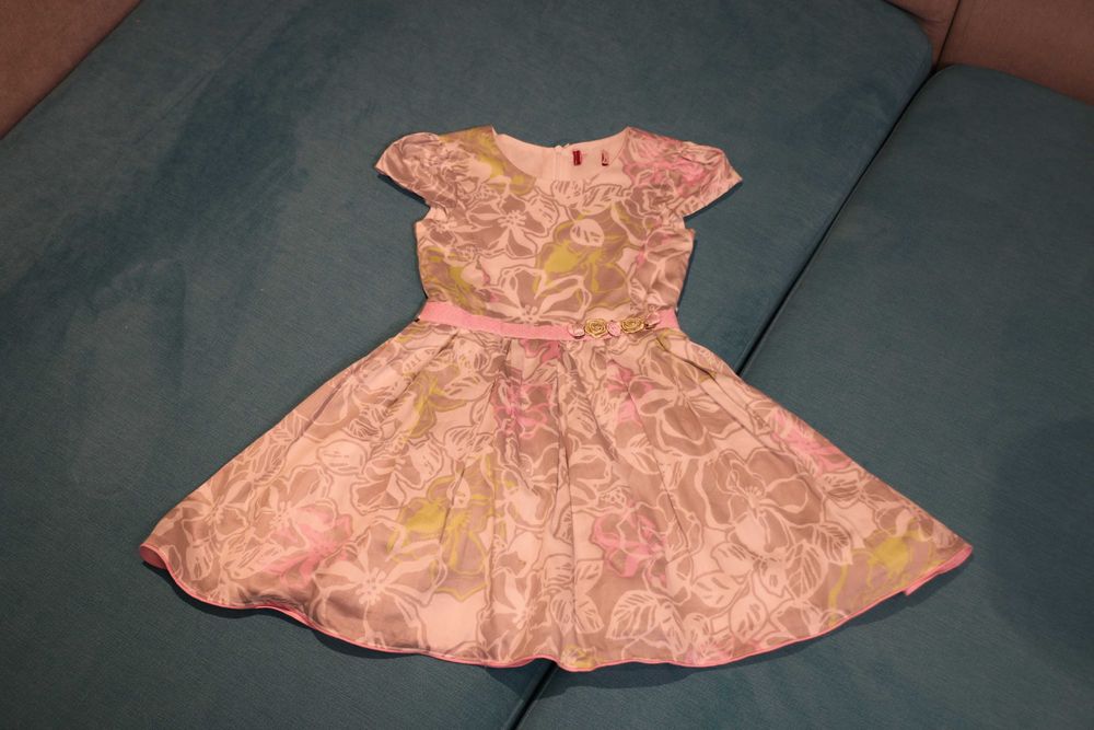 Rochita ocazie gri cu alb pentru fetite marimea 5 - 6 ani