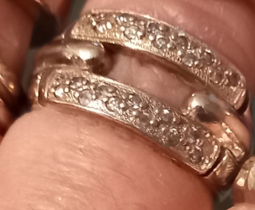 Сребърни пръстени и обици.