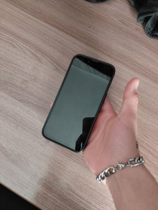 Продам Iphone 13