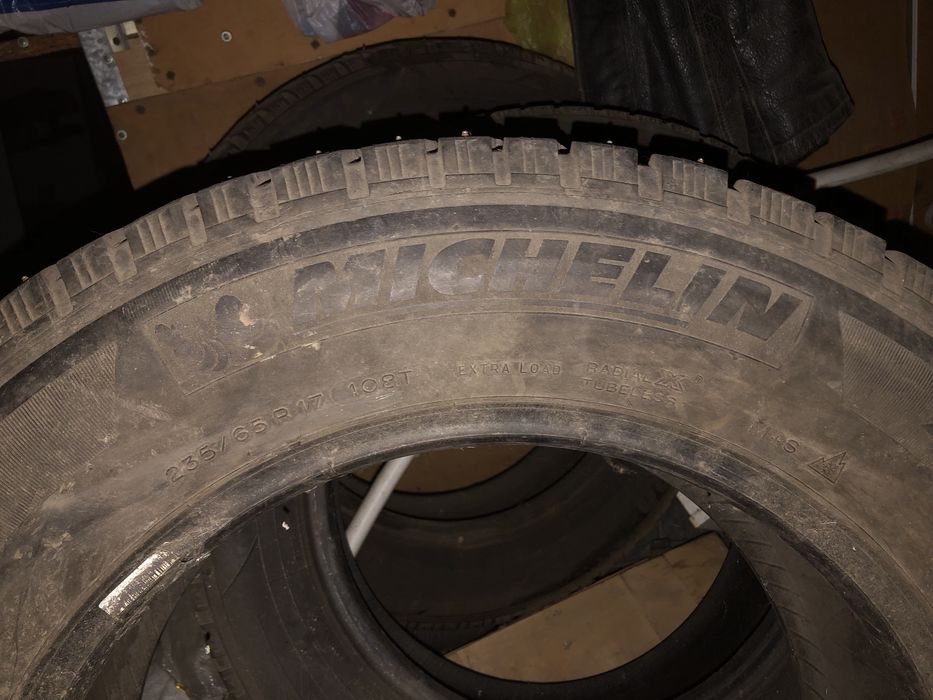 Продам резины 2-шт Michelin 235/65/17