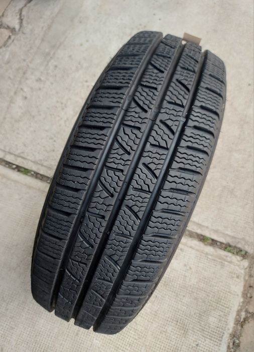 O bucată 205/65 R16C M+S iarnă - una Semperit Goodyear Pirelli
