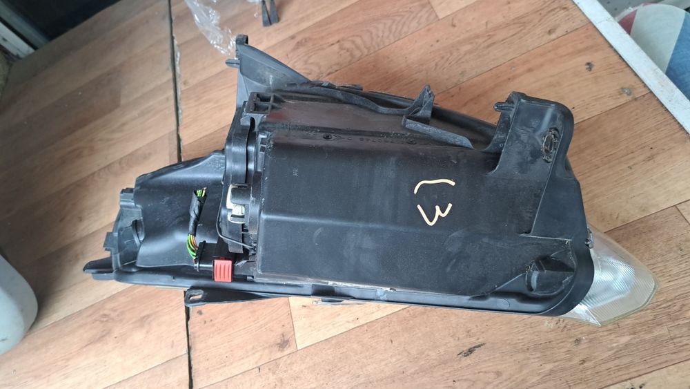 Оригинални фарове Citroen C3 десен Valeo