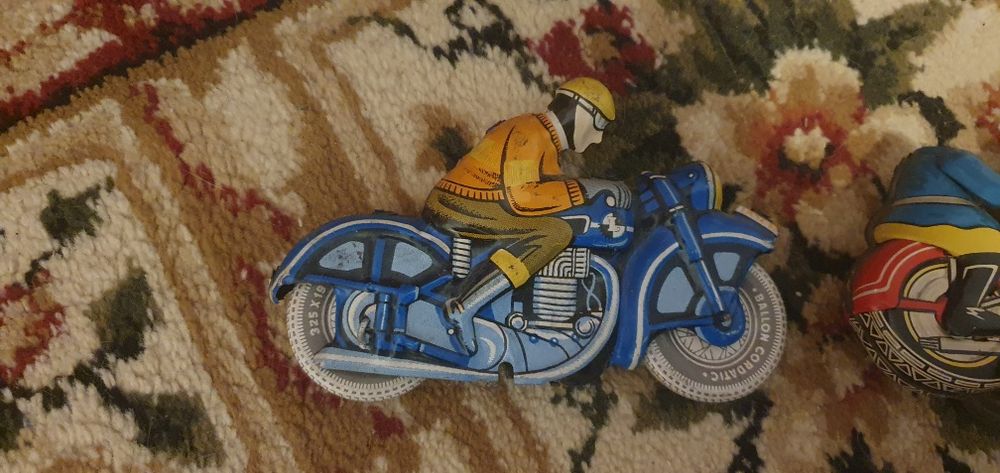 Motociclete vechi de jucărie