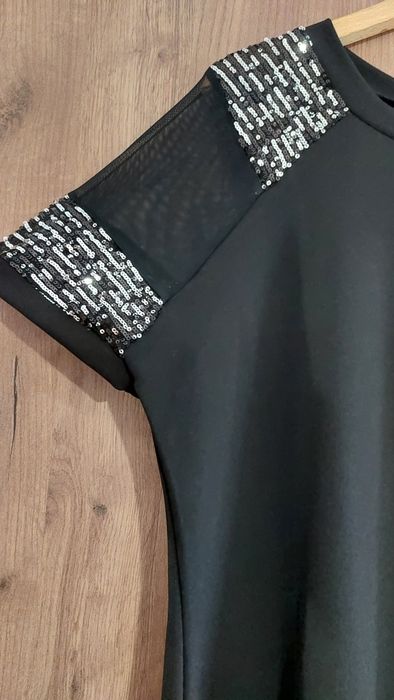 Къса черна рокля