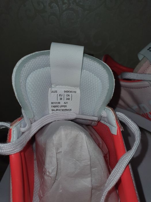 Продам женские кроссовки