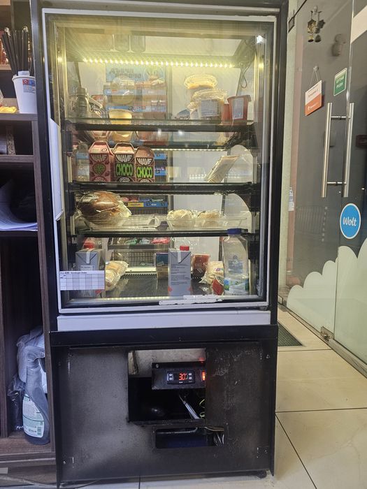 Сладкарска хладилна витрина