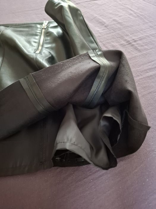 Кожена черна къса пола, размер 40