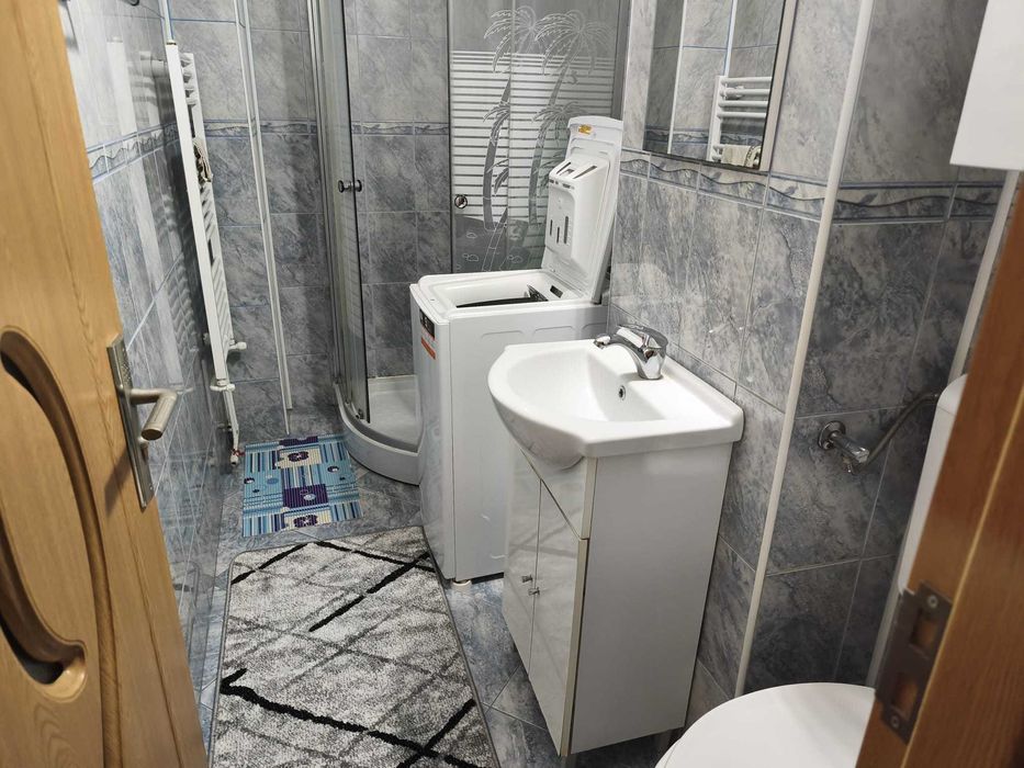 Dau în chirie garsonieră amenajată utilată confort I la parter 4 în bloc de garsoniere în cartierul Dâmbul Pietros.