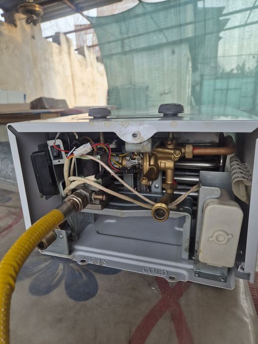 Б у российский проточный газовый нагреватель  Ariston 10л