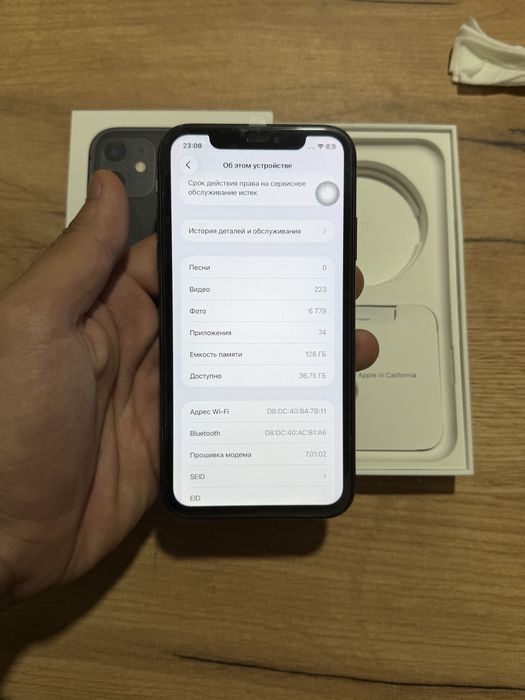 Iphone 11 black.