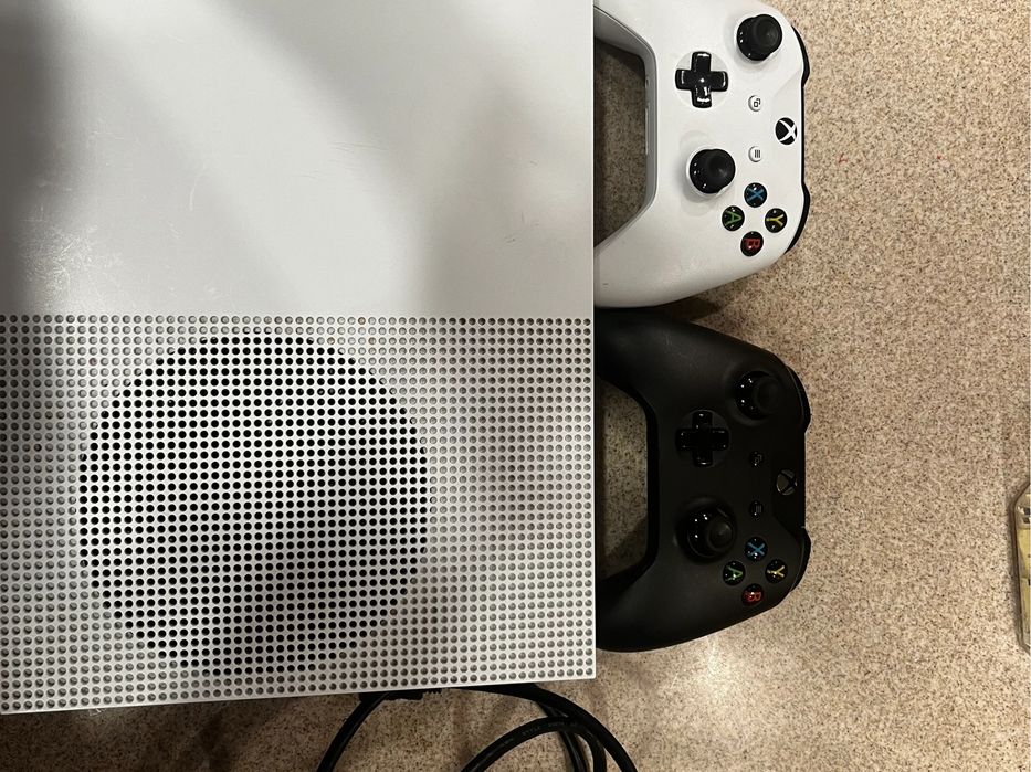 Xbox one s вместе с диском мк11 и одним джойстиком