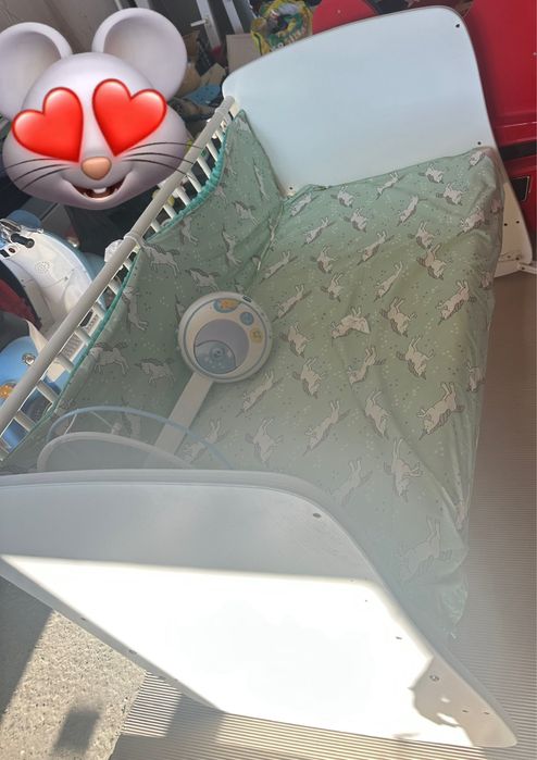 Patut din lemn pentru bebelusi.