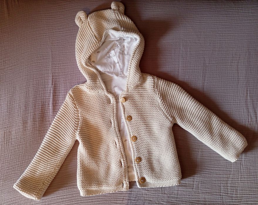 Кофточка вязаная с капюшоном