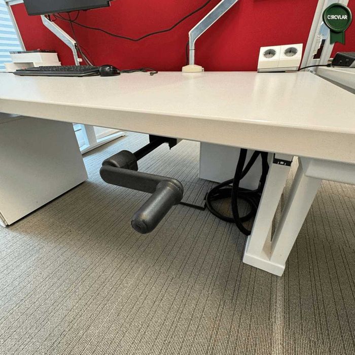 Birou Steelcase profesional cu panou despărțitor acustic, reglabil pe înălțime