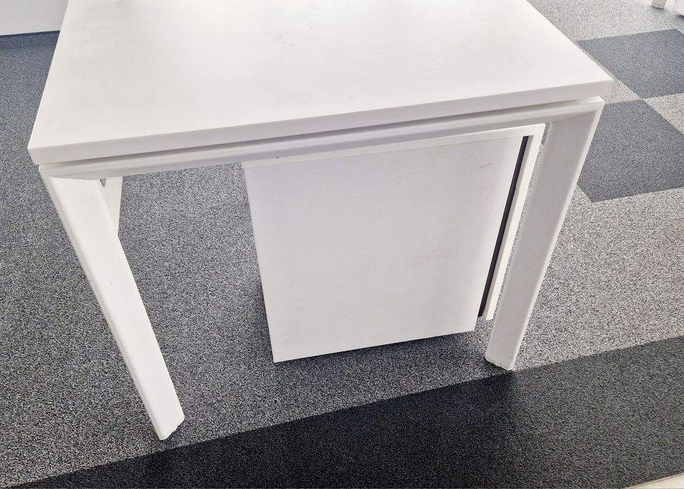 Работно бюро с контейнер