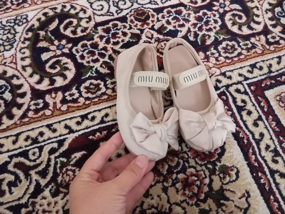 Qizlar uchun bollalar obuvi