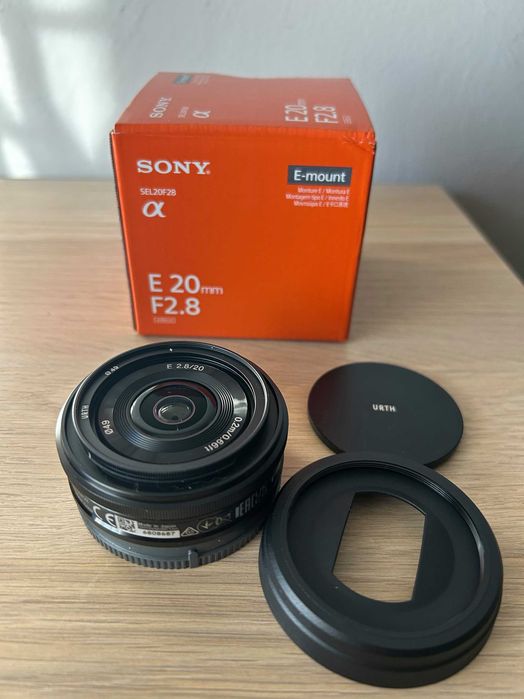 Sony a5100 (ILCE-5100) + Sony 20mm f/2.8 - само 3600 кадъра (MINT)