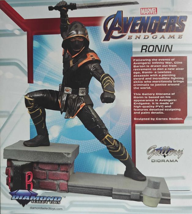 колекционерска фигура Diamond Select Marvel's Avengers - Hawkeye Ronin